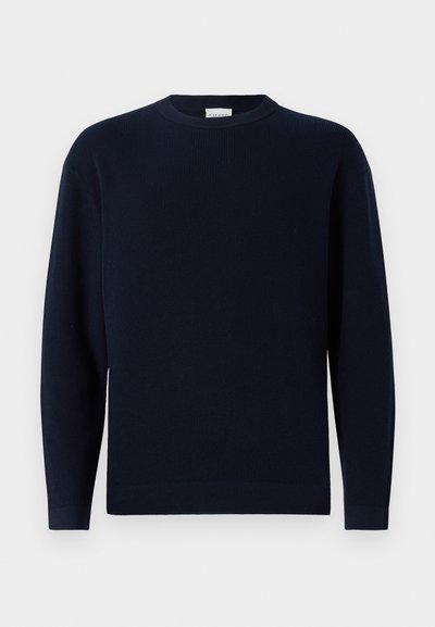 Temno moder pleteni pulover z okroglim izrezom, dolgimi rokavi in sproščenim krojem. Mehka tekstura, minimalističen dizajn in brez vidnih vzorcev.