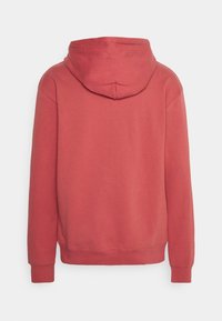 Sudadera roja con capucha, mangas largas y puños acanalados. Fabricada con un tejido suave de textura lisa y sin patrones ni gráficos visibles.