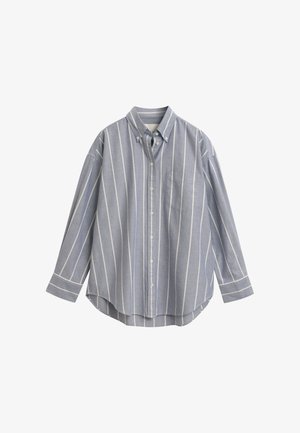 Camisa azul clara de botão, com riscas verticais brancas, mangas longas, bainha arredondada, um único bolso no peito e tecido de textura suave.