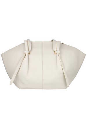 Bolso de mano de cuero blanco con textura, con lados inclinados, dos asas en forma de lazo y largas correas que cuelgan de anillas doradas.