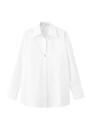 Hvid langærmet skjorte med knapper, klassisk krave og en enkelt synlig brun knap i midten.