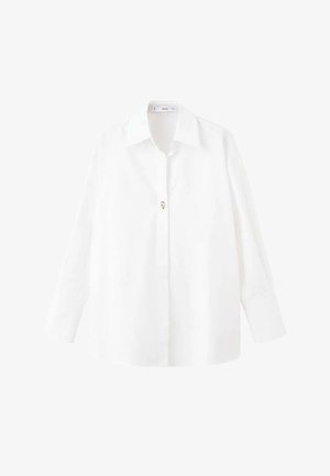 Biała koszula na długi rękaw z zapięciem na guziki, klasycznym kołnierzem i jednym widocznym brązowym guzikiem na środku.