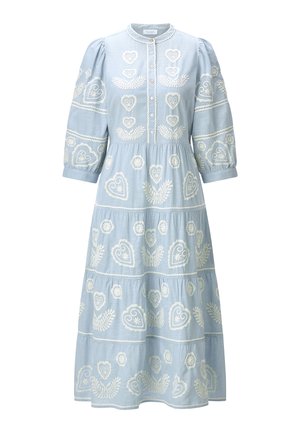 Világoskék midi ruha 3/4-es puffos ujjakkal, fehér hímzett szíves és virágmintákkal, gombos elejű, réteges szoknyával.