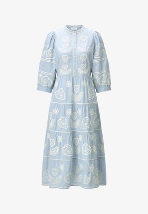 Világoskék midi ruha 3/4-es puffos ujjakkal, fehér hímzett szíves és virágmintákkal, gombos elejű, réteges szoknyával.