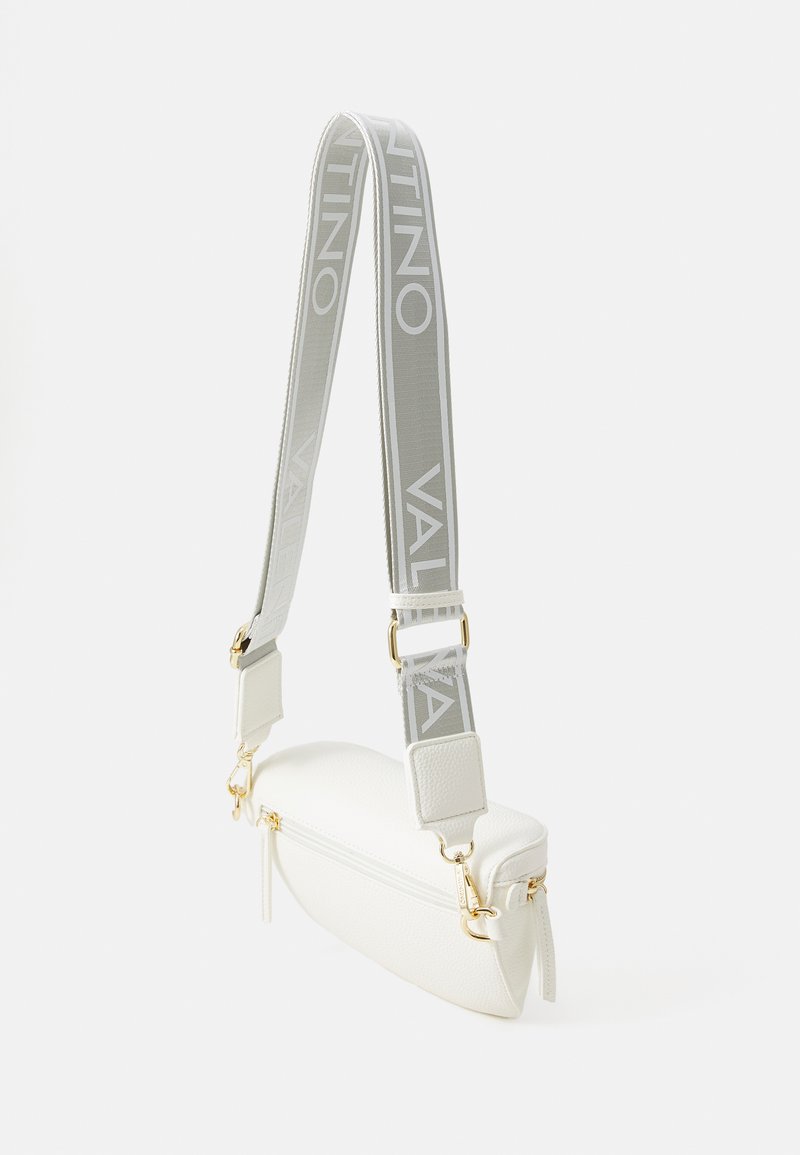 Weißer, strukturierter Lederbeutel mit goldenen Beschlägen, schlankem Design und verstellbarem grauen Tragegurt mit "VALENTINO"-Schriftzug. Mit Reißverschluss.