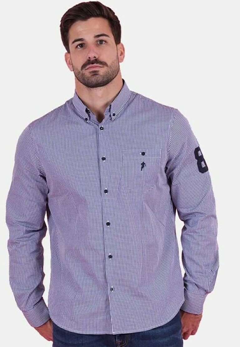 Chemise à manches longues pour homme dans un motif vichy violet et blanc. Comprend une poche avant et un accent numéro 8 sur la manches. Matériau en coton.