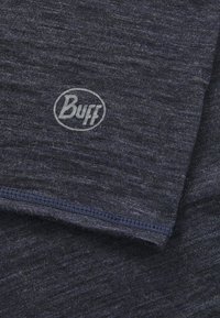 Accessoire de cou de la marque Buff en tissu bleu marine foncé, présentant une texture légèrement chinée, un motif de logo et des coutures à plat le long des bords.