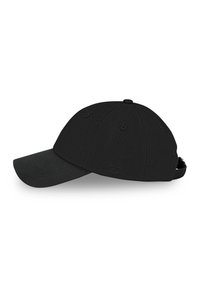 Fekete pamut baseball sapka ívelt bóréval, hat paneles kialakítással, varrott szellőzőkkel és hátsó állítható pánttal. Diszkrét logó részlet.