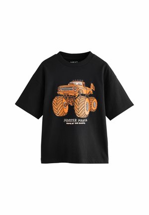 Schwarzes T-Shirt mit kurzen Ärmeln, das ein orangefarbenes Monstertruck-Design und den Text "Monster Mania - Heimat der Riesen" auf der Vorderseite zeigt.