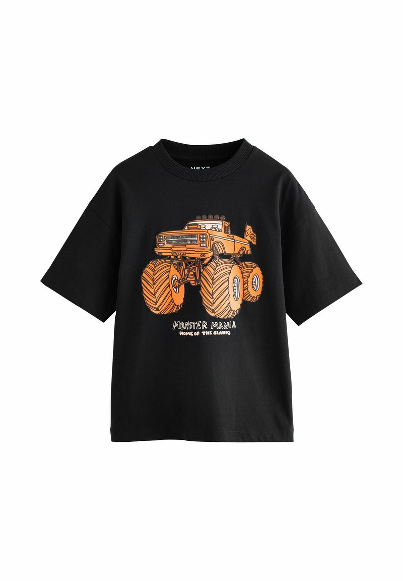 Schwarzes T-Shirt mit kurzen Ärmeln, das ein orangefarbenes Monstertruck-Design und den Text "Monster Mania - Heimat der Riesen" auf der Vorderseite zeigt.