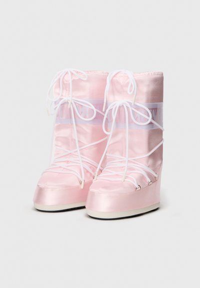 Botas de satén rosa hasta el tobillo con cordones blancos y acentos transparentes, que presentan una punta redonda y una suela de plataforma.