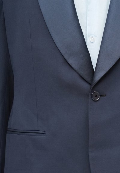 Tmavomodré sako so hladkou textúrou, výrezovým klopovým golierom, zapínaním na jedno gombík a detailom jedného náprsného vrecka.