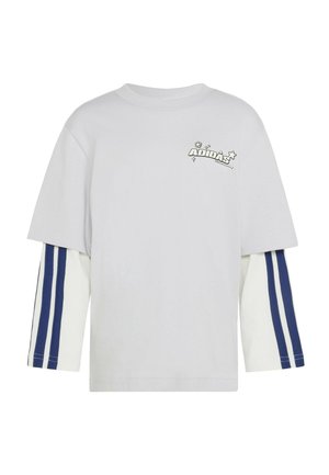 Hvid lagdelt langærmet T-shirt med blå Adidas-striber på indersiden af ærmerne og lille Adidas-logo med stjerner på øverste venstre bryst.