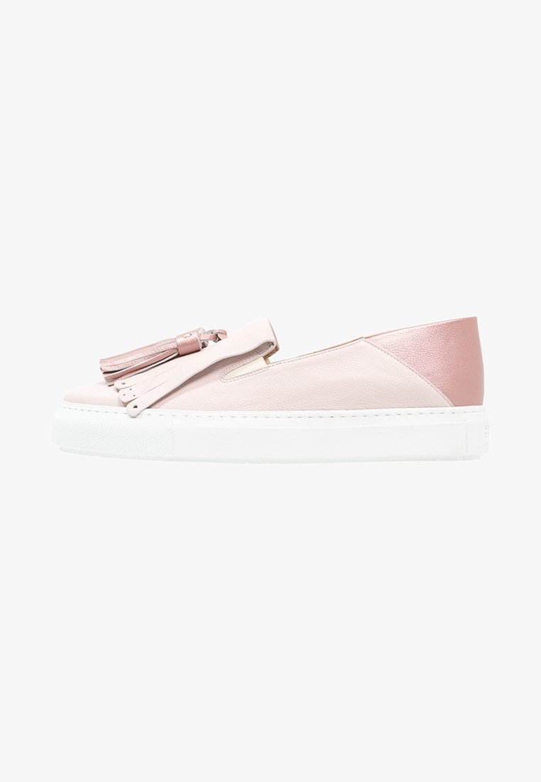 Baskets à enfiler rose clair avec semelle blanche, avec des détails de pampilles et franges sur le dessus, et un accent métallique rose au talon.