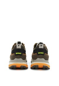 Sneaker in suede e rete marrone con un logo nero sul tallone, dotate di accenti gialli brillanti, suola spessa e design imbottito.