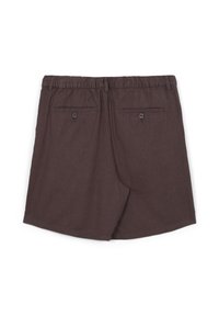 Shorts marron avec une taille élastique, comprenant deux poches arrière avec des fermetures à bouton. Fabriqués en tissu texturé.