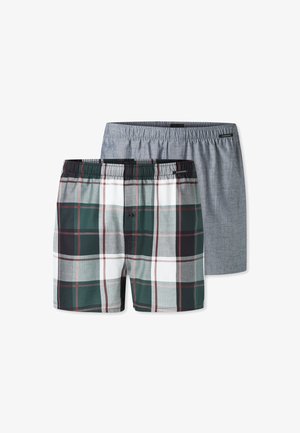 Twee paar heren shorts: één groen geruit met witte en rode accenten, de andere effen grijs. Beide hebben een elastische tailleband en zachte stof.