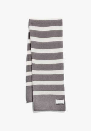 Écharpe grise et blanche à rayures en tissu doux, présentant une texture lisse et une étiquette avec le nom de la marque à une extrémité.