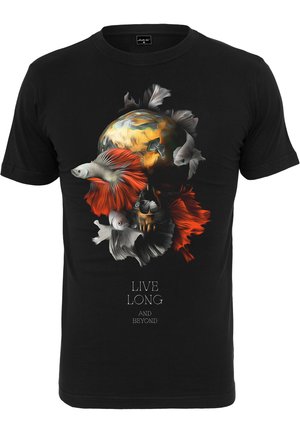 Schwarzes T-Shirt mit bunter Grafik von Fischen und einem Schädel, mit dem weißen Text "LEBE LANG UND ÜBERLEBE". Weicher Stoff, Rundhalsausschnitt.