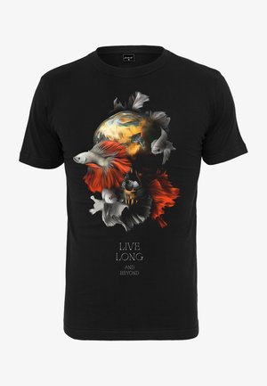 Črna bombažna majica z živahno grafiko rib in lobanje ter belim napisom "LIVE LONG AND BEYOND".