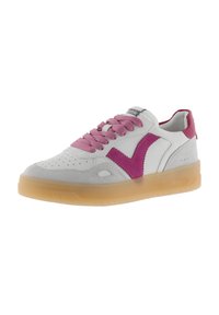 Sneaker blanche avec des accents roses, fabriquée en cuir et en daim. Présente un bout perforé, des lacets ronds et une semelle en gomme translucide.