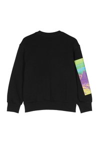 Felpa nera con collo e polsini a coste. Presenta un pannello grafico colorato sulla manica sinistra con toni di verde, viola e giallo.