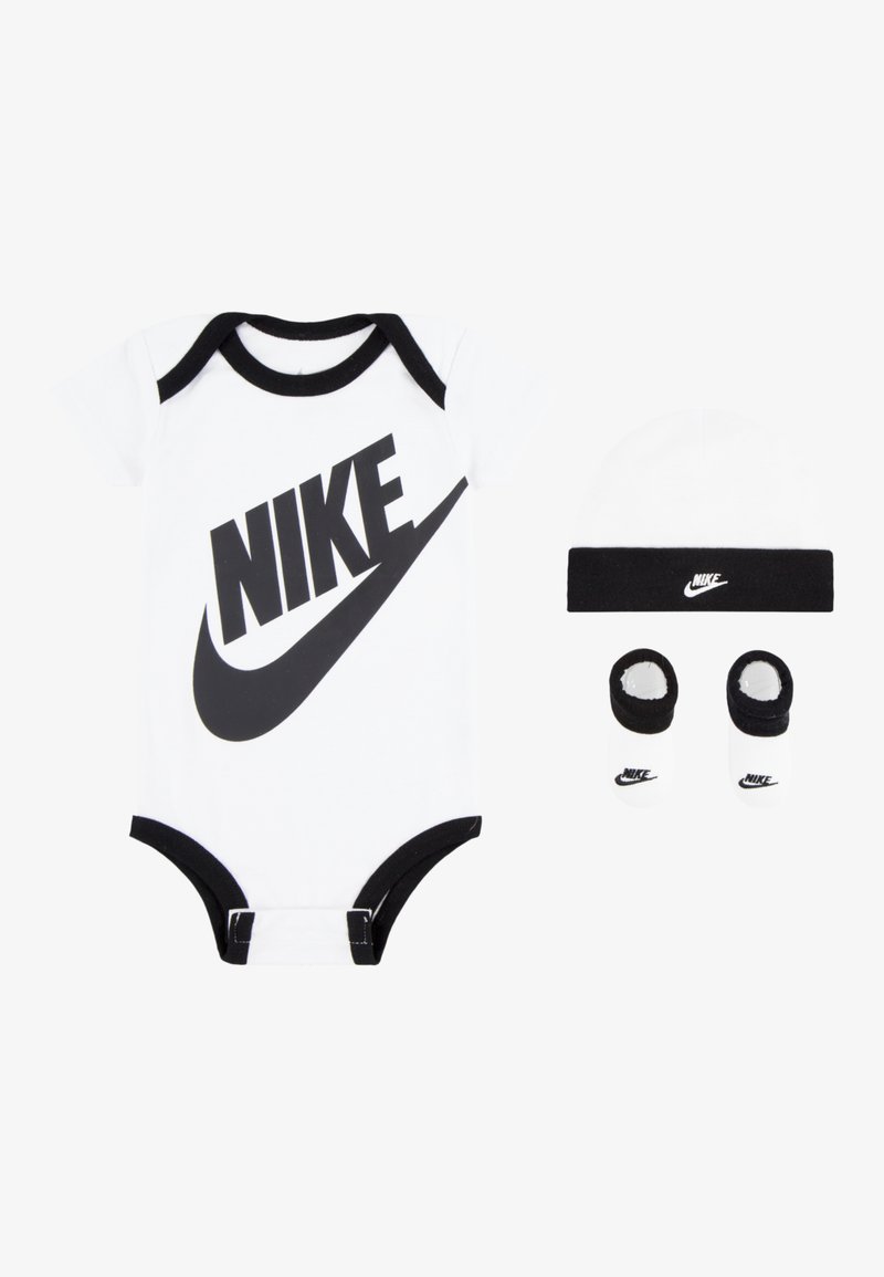Body alb din bumbac cu margine neagră și un logo mare "NIKE" negru, însoțit de o caciulă asortată alb-negru și două perechi de botoșei.