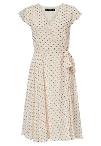 Krämfärgad omlottklänning med prickar, som har ljusbruna prickar, korta volangärmar, midjeband och en svävande kjol. Slät textur genomgående.