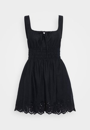 Črna brezrokavna obleka s kvadratnim izrezom, zategnjenim pasom in izvezenim valovitim robom. Narejena iz lahkega materiala s sproščenim krojem.