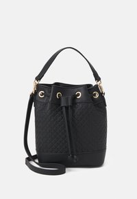 Czarna skórzana torba typu bucket z plecioną teksturą, złotymi detalami, sznurkiem do zamykania oraz odpinanym paskiem na ramię.