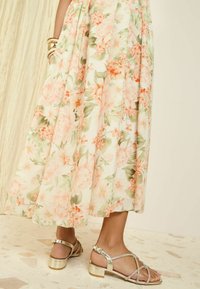Friends Like These REGULAR FIT - EMBELLISHED DIAMANTE CAGED BLOCK  - Sandaalid - gold-coloured