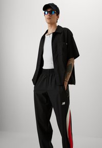 New Balance IN GAME - Pantalon de survêtement - black
