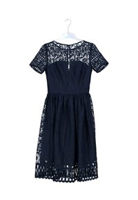 Abito blu navy con corpetto in pizzo e maniche corte, caratterizzato da una parte superiore aderente, gonna a campana e orlo scallopato con accenti a taglio.