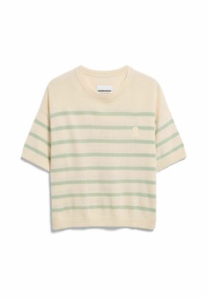Haut en maille crème à manches courtes avec des rayures horizontales vert clair et un col rond, des poignets et un ourlet côtelés, étiqueté "ARMEDANGELS" à l'intérieur du col.