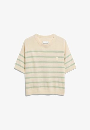 Haut en maille crème à manches courtes avec des rayures horizontales vert clair et un col rond, des poignets et un ourlet côtelés, étiqueté "ARMEDANGELS" à l'intérieur du col.