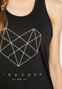 Svart atletisk linne med ett geometriskt hjärtdesign i vitt. Har en rund halsringning och mjukt, stretchigt tyg. Logotypen "INKSODA SPORT" ingår.