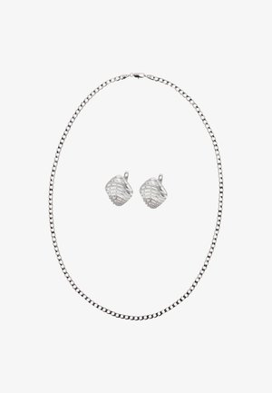 Ezüst színű ékszerszett, amely finom láncú nyakláncból és hullám mintás, finoman texturált kiegészítőkkel díszített lógó fülbevalókból áll.