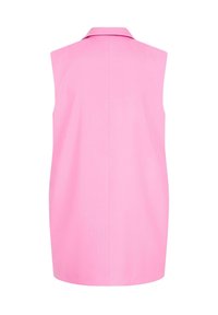 Blazer sans manches rose avec un col cranté, coupe droite et texture lisse. Présente une couture centrale au dos pour la structure.