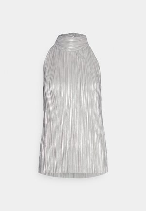 Top halter plisat argintiu cu guler înalt, având texturi verticale și un design fluid, finisat cu o suprafață netedă și strălucitoare.