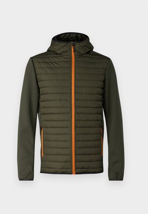 Chaqueta acolchada en verde oscuro con un zipper naranja. Presenta una capucha y mangas suaves. Costuras horizontales en el panel del pecho para darle textura.