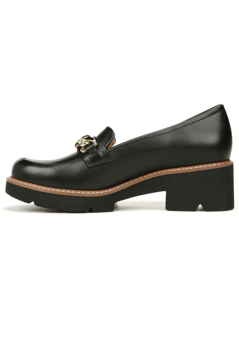 Zwarte leren schoen met een ronde neus en een gouden metalen accent. Beschikt over een dikke blokhak en een getextureerde rubberen zool met diepte.