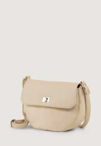 Borsa a tracolla beige realizzata in materiale sintetico testurizzato, dotata di chiusura a pattina con gancetto silver, tracolla regolabile e forma arrotondata.