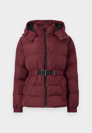 Burgunderfarget boblejakke med hette, svart frontglidelås, justerbart svart belte, sidelommer og elastiske mansjetter.