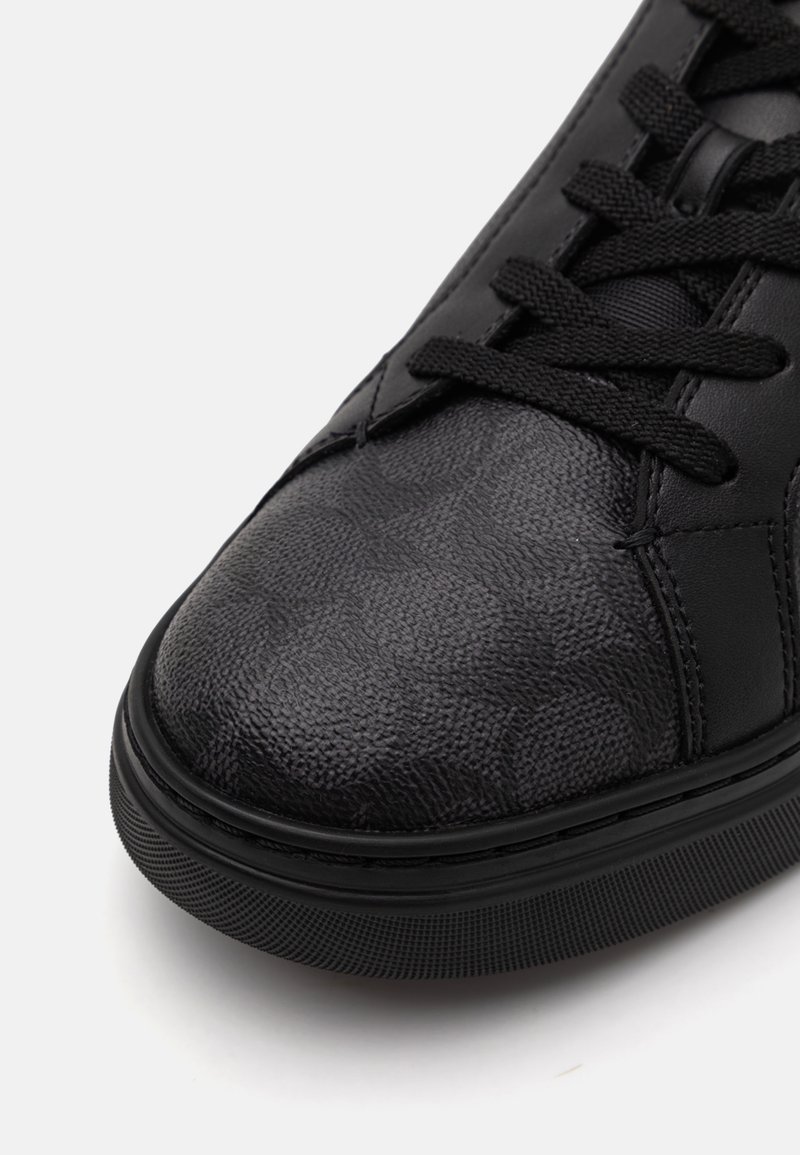 Schwarze Sneakers aus strukturiertem Synthetikmaterial, mit runder Zehenpartie, flachen Schnürsenkeln und einer glatten Gummisohle.