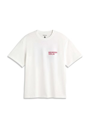 T-shirt blanc à manches courtes avec col rond et texte rouge "BODEGA SOL" imprimé sur le côté gauche de la poitrine.