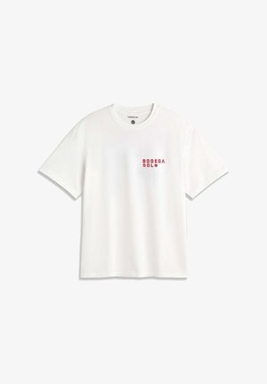 T-shirt blanc à manches courtes avec col rond et texte rouge "BODEGA SOL" imprimé sur le côté gauche de la poitrine.