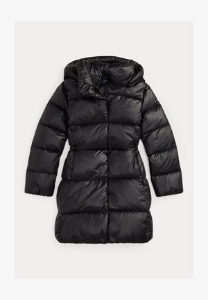 Casaco puffer preto com capuz, apresentando uma construção acolchoada, textura brilhante e um logótipo bordado. Fecha com botões e fecho zip.