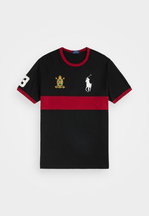 BIG PONY 20TH ANNIVERSARY CREST T-SHIRT - Tricou cu imprimeu - polo black/holiday red