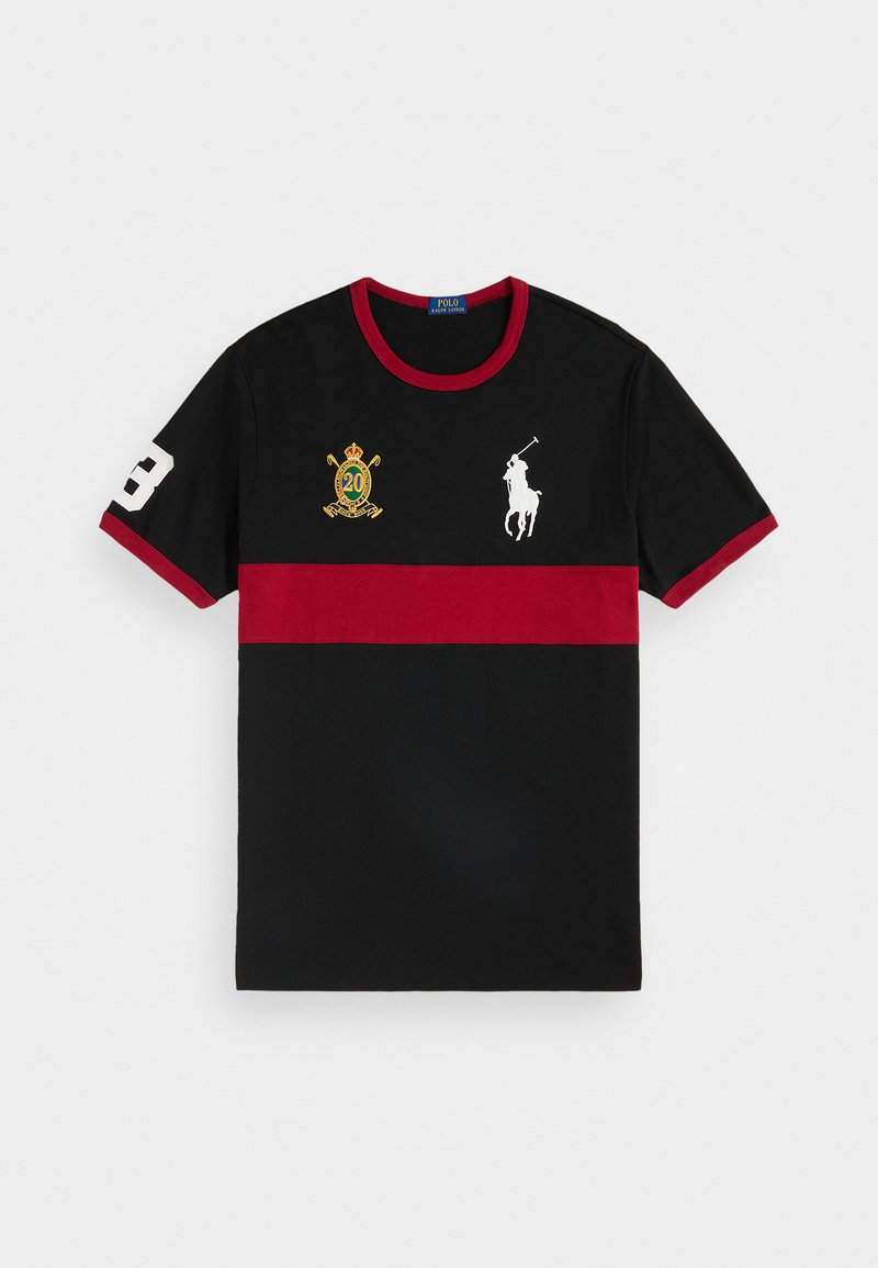 Sort polo-shirt med bred rød vandret stribe, rød krave og manchetter, hvidt nummer 3 på ærmet, hvidt polo-spiller logo og gyldent våbenskjold på brystet.