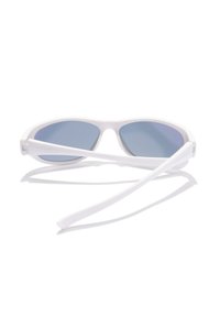Occhiali da sole bianchi con design avvolgente, dotati di lenti grigie e bracci lisci e affusolati. Il marchio sul braccio laterale riporta la scritta "HAWKERS."